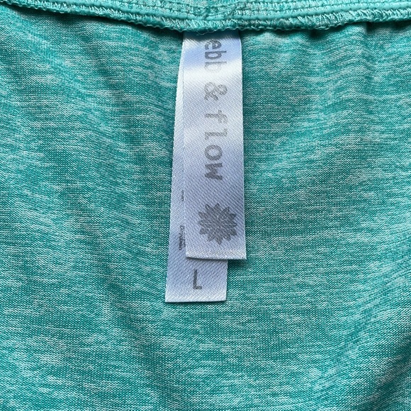 Workout Top in turquoise size L, fitted, side pocket wonderful condition - Picture 6 of 6